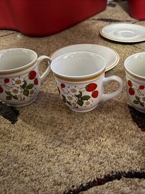 Sheffield Strawberries N Cream 4 Tea Cups, Mugs,Saucers Cottage Core Stoneware